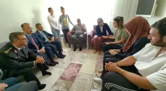 Afyonkarahisar Valisi Şehit Astsubayın Ailesini Ziyaret Etti