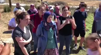 Su sıkıntısını böyle protesto ettiler: Yalakta duş aldı