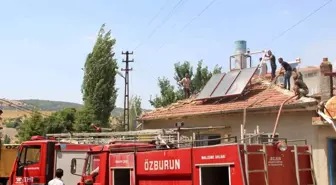 Afyonkarahisar'da Tandır Yangını: 2 Ev Zarar Gördü, Yüzlerce Saman Balyası Yandı