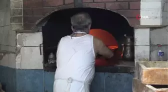 Tarihi Uzun Çarşı'nın en eski fırıncısı 'Eyyam-ı Bahur' sıcaklarına rağmen ocak başına geçiyor