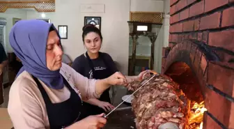 Erzurum'un Olur ilçesinde anne kızı Türkiye'de ilk olabilecek bir işe imza atarak cağ kebap solunu işletiyor