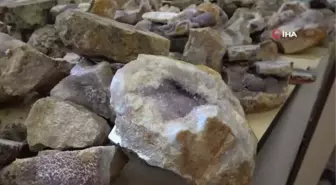 Doğadan çıkan yarı değerli taşlar kadınların elinde takıya dönüşüyor