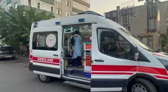 Gebze'de Hafif Ticari Araç ile Otomobil Çarpıştı: 2 Yaşındaki Çocuk Yaralandı