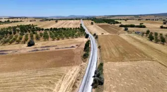 Konya Büyükşehir Belediyesi Bozkır-Harmanpınar Mahalle yolunda sathi kaplama çalışmasını tamamladı