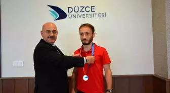 Düzce Üniversitesi Spor Bilimleri Fakültesi Mezunu Mehmet Demirci Rektörü Ziyaret Etti