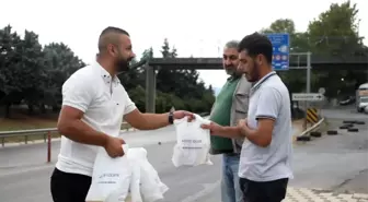 İzmit Belediyesi Çınar ekibi, işçilere ikramlarda bulundu