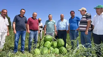 Seydişehir Belediye Başkanı Mehmet Tutal, karpuz hasadı yapan çiftçileri ziyaret etti