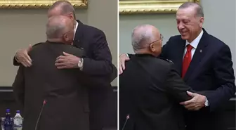 Son kez MGK toplantısına katılan Kara Kuvvetleri Komutanı Orgeneral Musa Avsever, duygulanıp Cumhurbaşkanı Erdoğan'a sarıldı