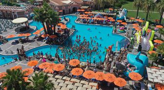 Antalya'da Sıcaktan Bunalan Turistlere Havuzda Buzlu Serinletme