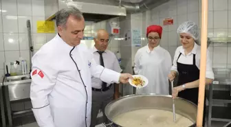 ERÜ Rektörü Prof. Dr. Fatih Altun Muharrem Ayı Etkinliğinde Aşure Pişirdi