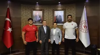 Gençlik ve Spor Bakanı Osman Aşkın Bak, milli güreşçileri kabul etti