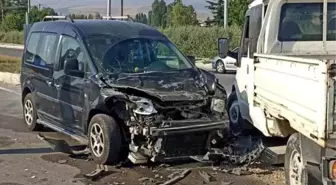 Afyonkarahisar'da kamyonet ile hafif ticari araç çarpıştı, 9 kişi yaralandı