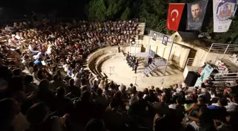 Efes Tiyatro Festivali'nde 'Kargalar' adlı oyun sahnelendi