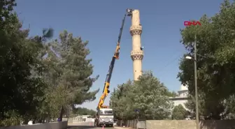 Kilis Elbeyli ilçesinde deprem hasarı nedeniyle minareler yıkılıyor