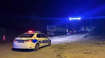 Kırşehir'de Kamyon ile Otomobil Çarpışması: 1 Ölü, 4 Yaralı