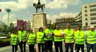 Milli Yol Partisi Hayat Pahalılığına Karşı 'Duran Adam Eylemi' Yaptı: 'İktidara Sesleniyoruz, Zamları Derhal Durdurun'