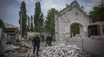 Ukrayna'daki Zaporijya Şehri Saldırı Sonrası Yıkım ve Enkaz Kaldırma Çalışmalarına Devam Ediyor