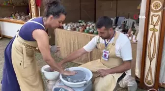 Uluslararası Zanaatkarlar Sokağı'nda Ülkesine Özgü Müzik Aletlerini Tanıtan Azerbaycanlı