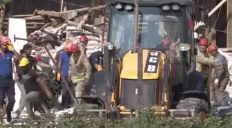 Beşiktaş Kuruçeşme'de ahşap bir binada çökme meydana geldi, 1 kişinin enkaz altında kaldığı söyleniyor.