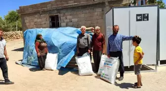 Adıyaman'ın Gölbaşı Kaymakamlığı Çiftçilere Branda Dağıtıyor