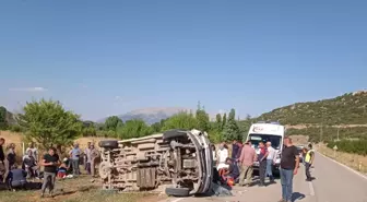 Isparta'da minibüs ile tarım aracının çarpışması sonucu 1 kişi hayatını kaybetti, 13 kişi yaralandı