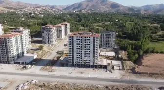 Malatya'da ağır hasarlı bina patlayıcıyla yıkıldı