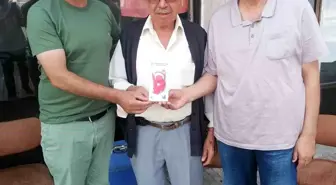 MHP Salihli İlçe Başkanı Halil Tüfek, Parti Önceki Dönem İsimlerine Plaket Takdim Ediyor