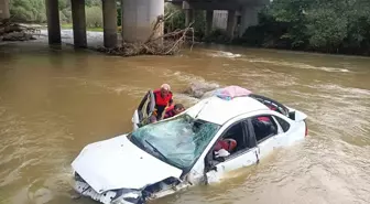 Amasya'da otomobil Yeşilırmak'a düştü, 5 kişi yaralandı