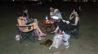 Antalya'da Sıcak Havadan Bunalanlar Konyaaltı Sahili'nde Serinliyor