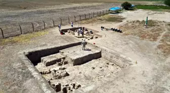 Tepecik Höyüğü'nde Geç Tunç Çağı'na ait yapı ve tahıl küpleri bulundu