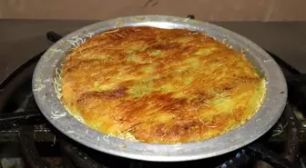 Depremde hasar gören künefeci, tescilli tatlıyı konteynerde pişiriyor