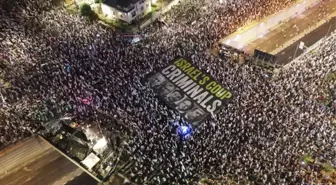 İsrail'de on binlerce kişi yine meydanlarda! Açılan pankart protestolara damga vurdu