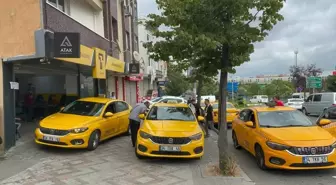 İstanbul'da Taksiciler Taksimetreleri Güncelliyor