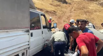 Mardin'de kamyonet ile otomobilin kafa kafaya çarpıştığı kazada 4 kişi yaralandı