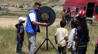 Muş'ta Gençlik Liderleri ve Gönüllü Gençler Çocukları Eğlendiriyor