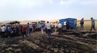 Afyonkarahisar'da saman yangınında 2 traktör kullanılamaz hale geldi