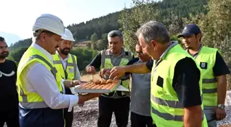 Başkan Yılmaz, Sıcakta Çalışan İşçilere Sürpriz Yaptı