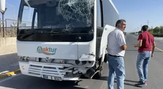 Aksaray'da İki Servis Minibüsü Çarpıştı: 13 Kişi Yaralandı