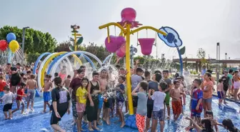 Antalya'da çocuklar su parkında serinledi