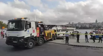 İstanbul Eminönü'nde park halindeki İETT otobüsü denize düştü