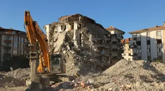 Malatya'da deprem sonrası yıkım çalışmaları sürüyor