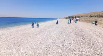 Van Gölü Sahillerinde Temizlik Çalışmaları Devam Ediyor