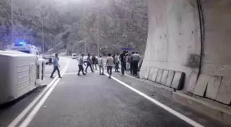 Artvin Yusufeli'de Minibüs Devrildi: 11 Yaralı