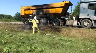 Zonguldak'ta iş kamyonunun lastikleri alev aldı