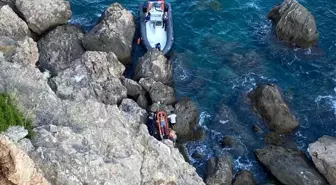 Antalya'da falezlerde hareketsiz yatan kişi deniz polisi tarafından kurtarıldı