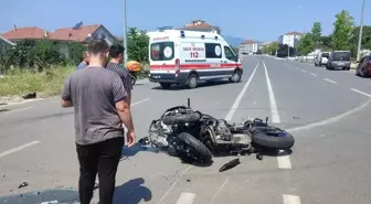 Düzce'de otomobil ile çarpışan motosikletin sürücüsü hastaneye kaldırıldı