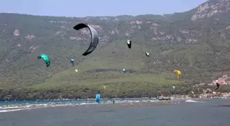 Muğla'daki Akçapınar Sahili, Kitesurf Tutkunlarının Akınına Uğruyor