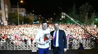 Pursaklar Yaz Konserleri'nde Ekin Uzunlar Karadeniz şarkılarıyla unutulmaz bir gece yaşattı