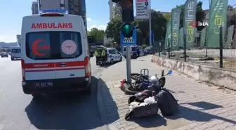 Samsun'da otomobil kırmızı ışıkta bekleyen motosiklete çarptı: 1 yaralı