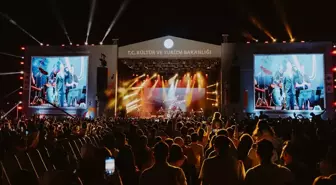 Şarkıcı Ferhat Göçer, Erzurum'da konser verdi